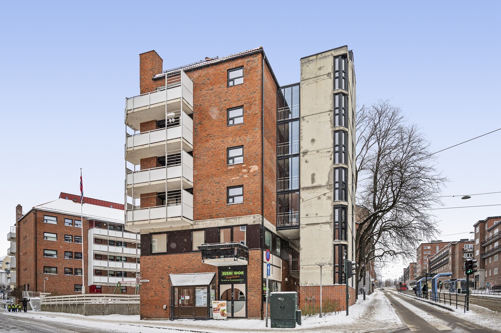Fasaden sett fra Konghellegata/Trondheimsveien. Inngang i trappehuset til høyret, og heis opp to etasjer. Galleribilde