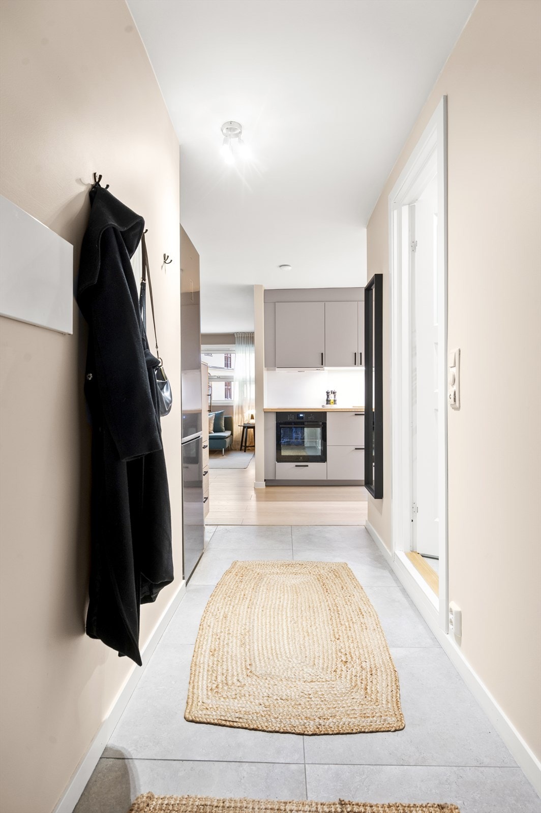 Velkommen inn til en lys og innbydende entré! Praktiske fliser med varme i gulv, som er nyttig på de kalde vinterdagene. Galleribilde