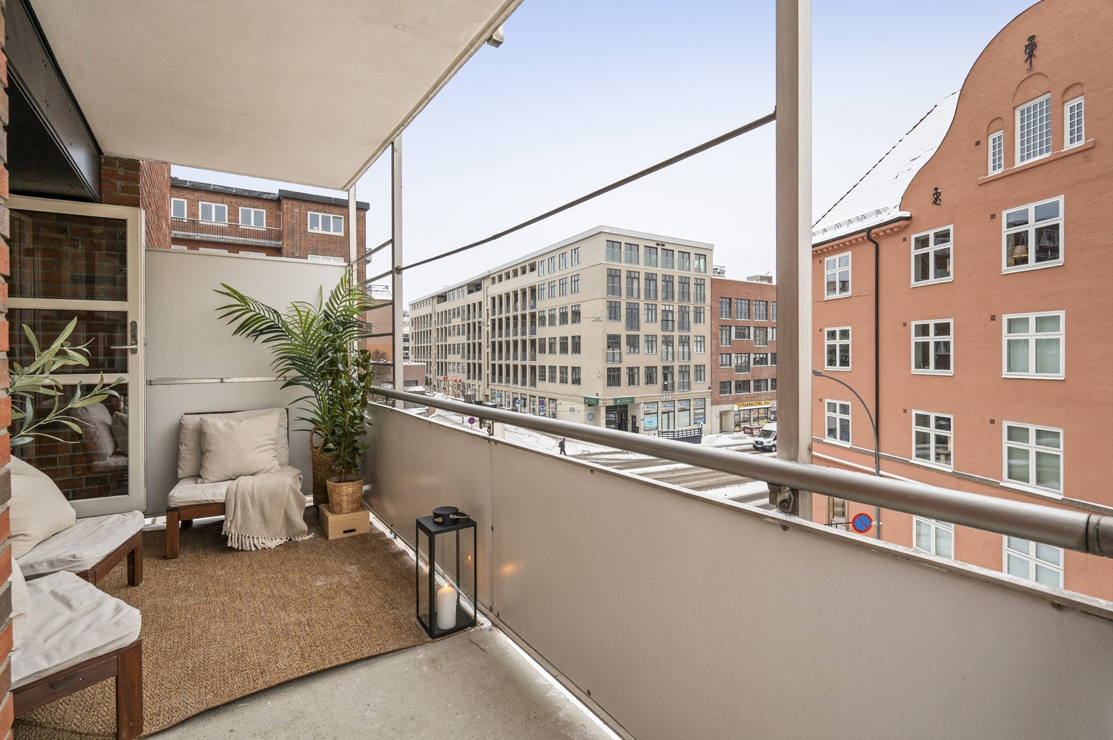 Her er det god plass til en hyggelig sittegruppe i tillegg til elektrisk- eller gassgrill. Galleribilde