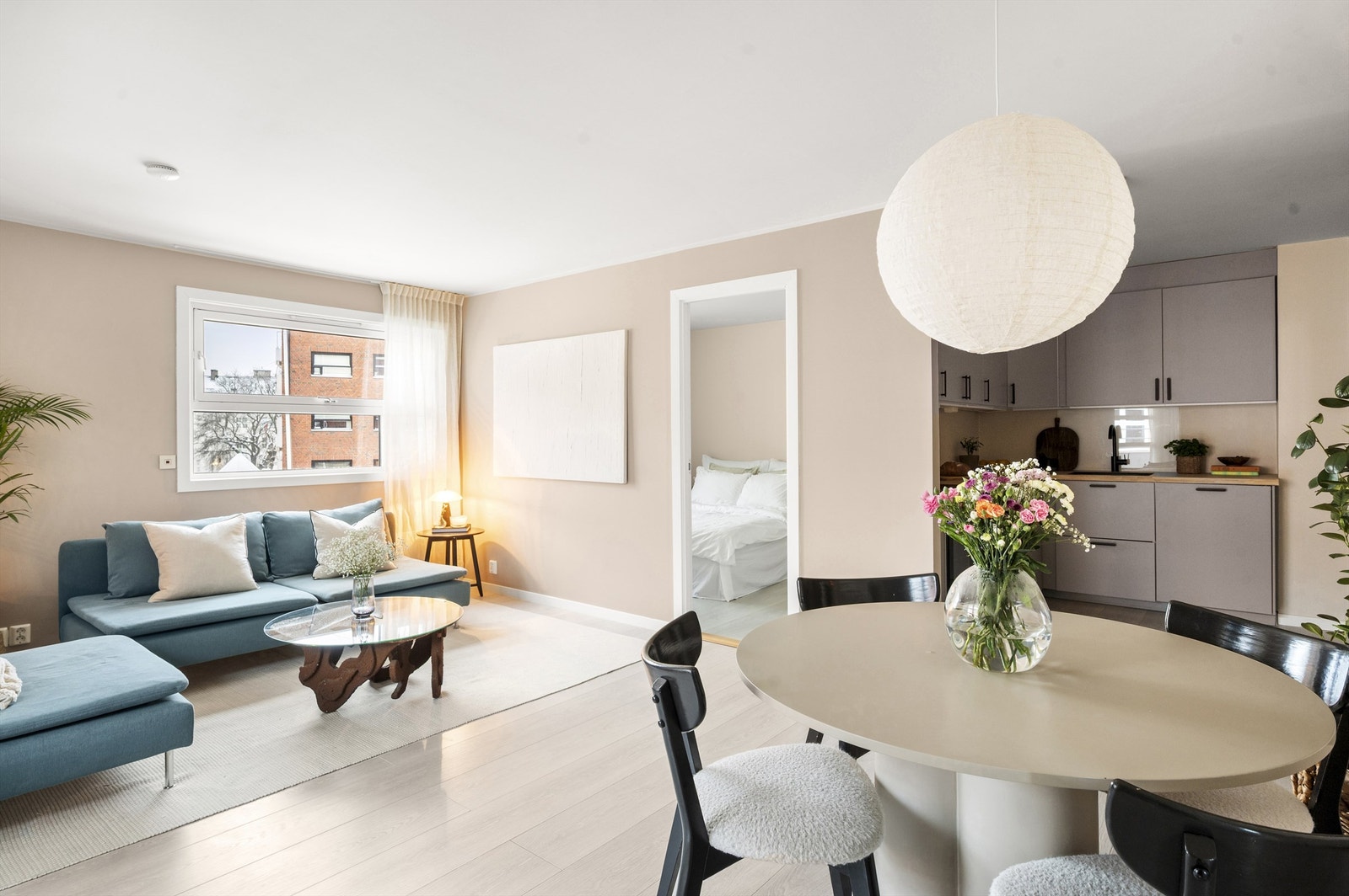 Leiligheten har en god planløsning som består av en entré, bad, to soverom og stue med åpen kjøkkenløsning. Galleribilde