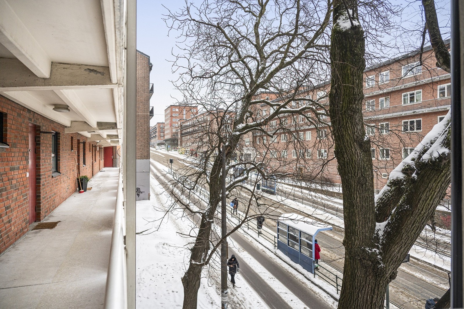 Det er umiddelbar nærhet til trikkestoppet Rosenhoff, som tar deg til Jernbanetorget på 12 minutter. Galleribilde