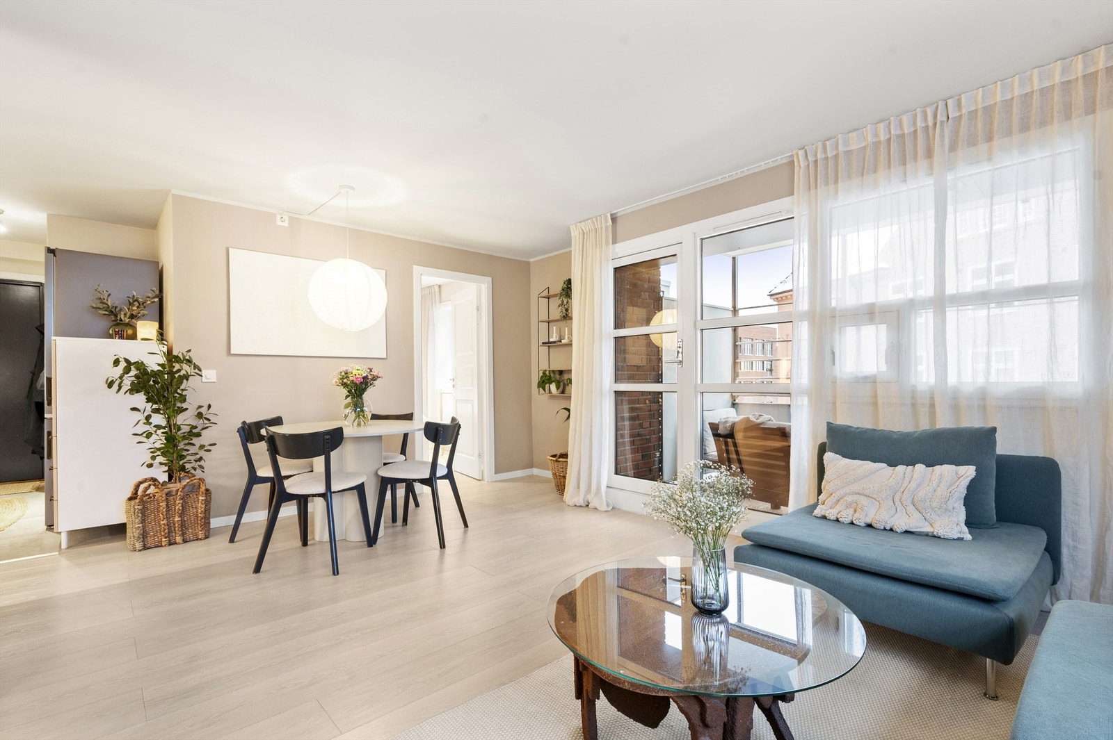 Leiligheten fremstår stilren og moderne med tidsriktige farger og nytt kjøkken i 2024. Galleribilde