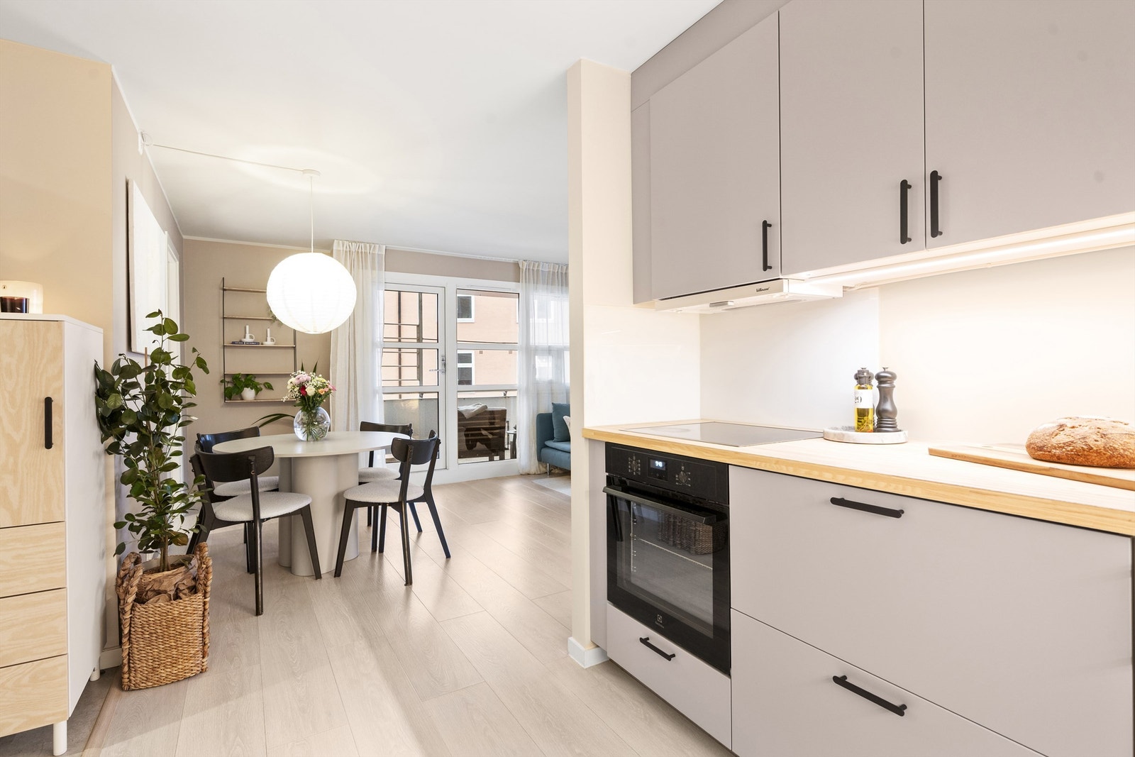 Det er integrert ventilator med avtrekkskanal tilknyttet ventilasjonsanlegg i tillegg til montert komfyrvakt. Galleribilde