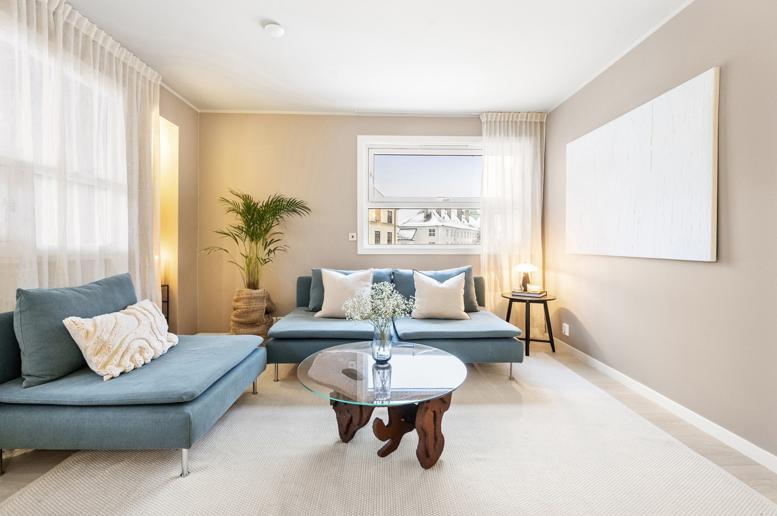 Leiligheten oppleves åpen og romslig med vinduer på to sider som gir godt med naturlig lysinnslipp. Galleribilde