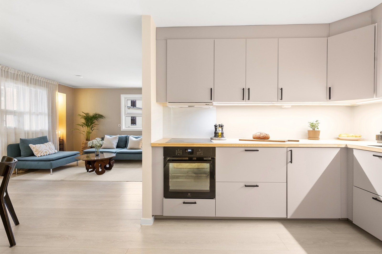 Kjøkkenet ligger i en delvis åpen løsning til stuen, med naturlig plass til spisebordet. Galleribilde