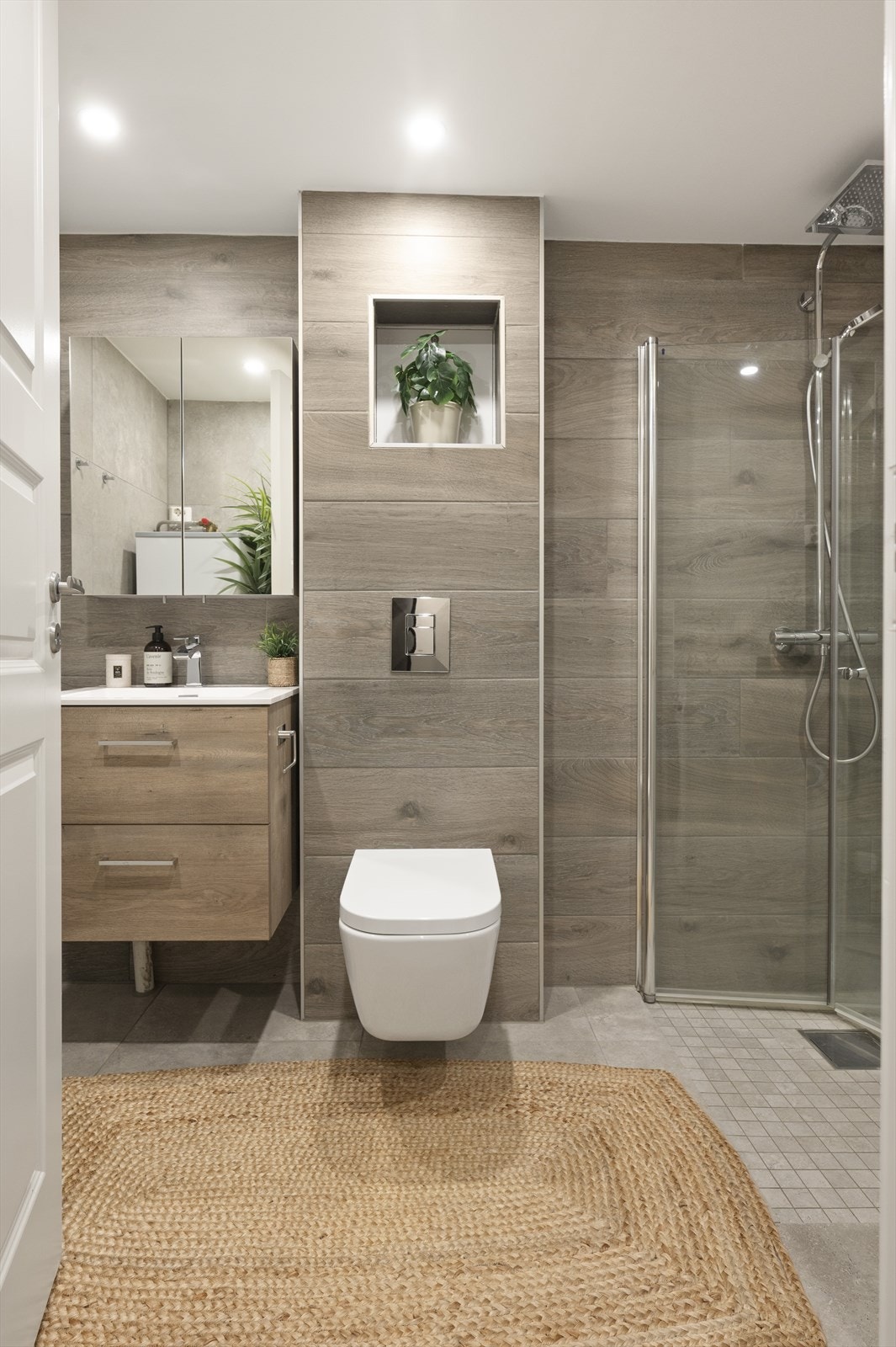 Vegghengt toalett med innebygget sisterne. Galleribilde