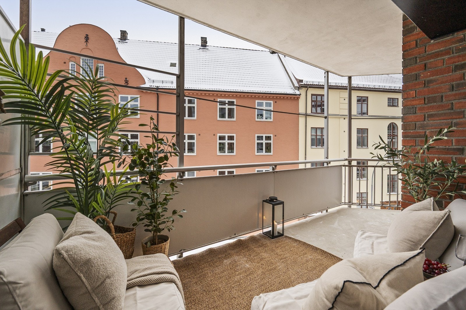 Balkongen vender sør og selger opplyser om sol mellom ca kl 12 og kl 20 på sommerstid. Galleribilde