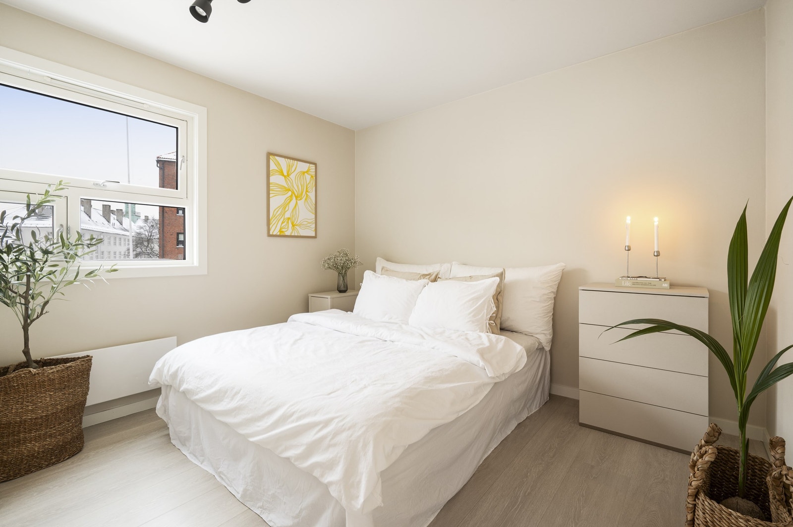 Fra stuen er det adkomst til begge soverom. Disse ligger usjenert plassert på hver sin side av stuen. Galleribilde