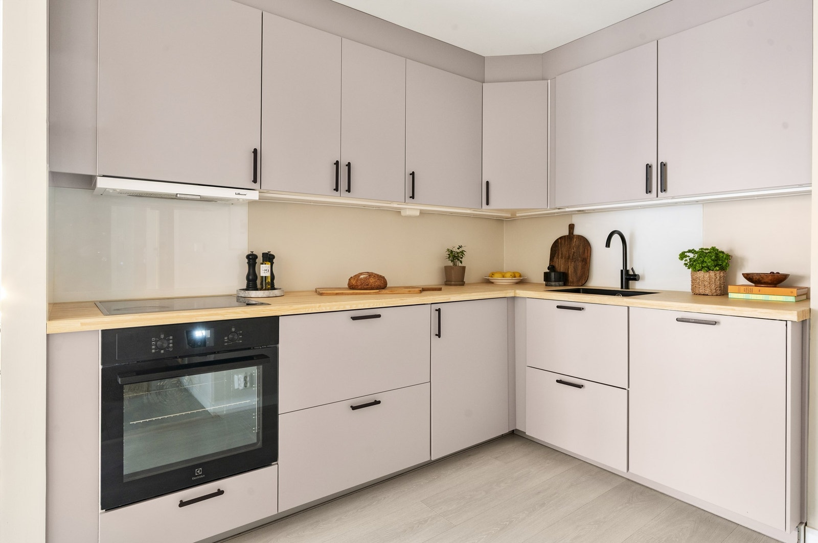 Innredningen har integrert oppvaskmaskin, stekeovn og induksjonstopp. Galleribilde