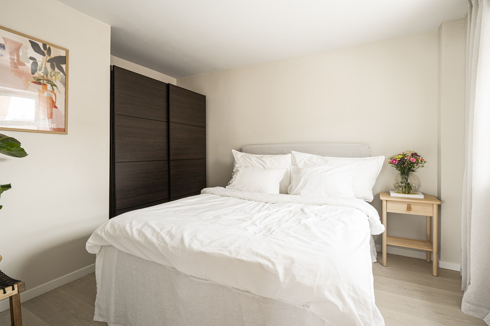 Rommet har god plass til soveromsmøblement i tillegg til en lekker skyvedørsgarderobe. Galleribilde