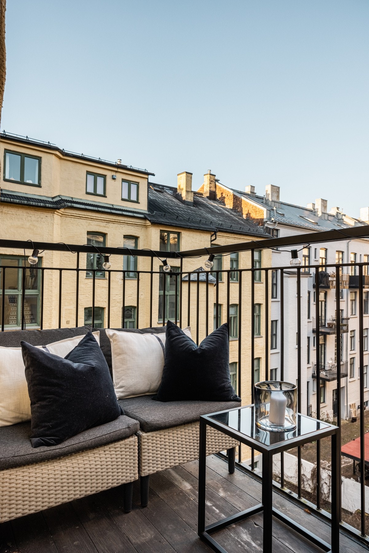 Balkongen vender mot stille og rolig gårdsrom. Galleribilde