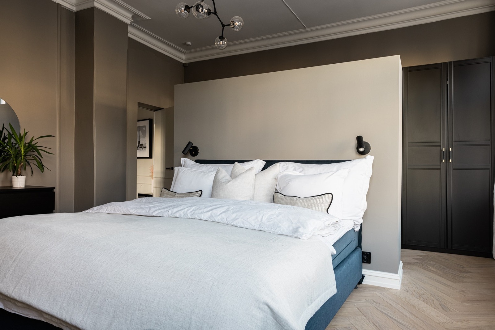 Designmessig innredning med skjult el-anlegg til belysning på sengegavl. Stikkontakt. Galleribilde