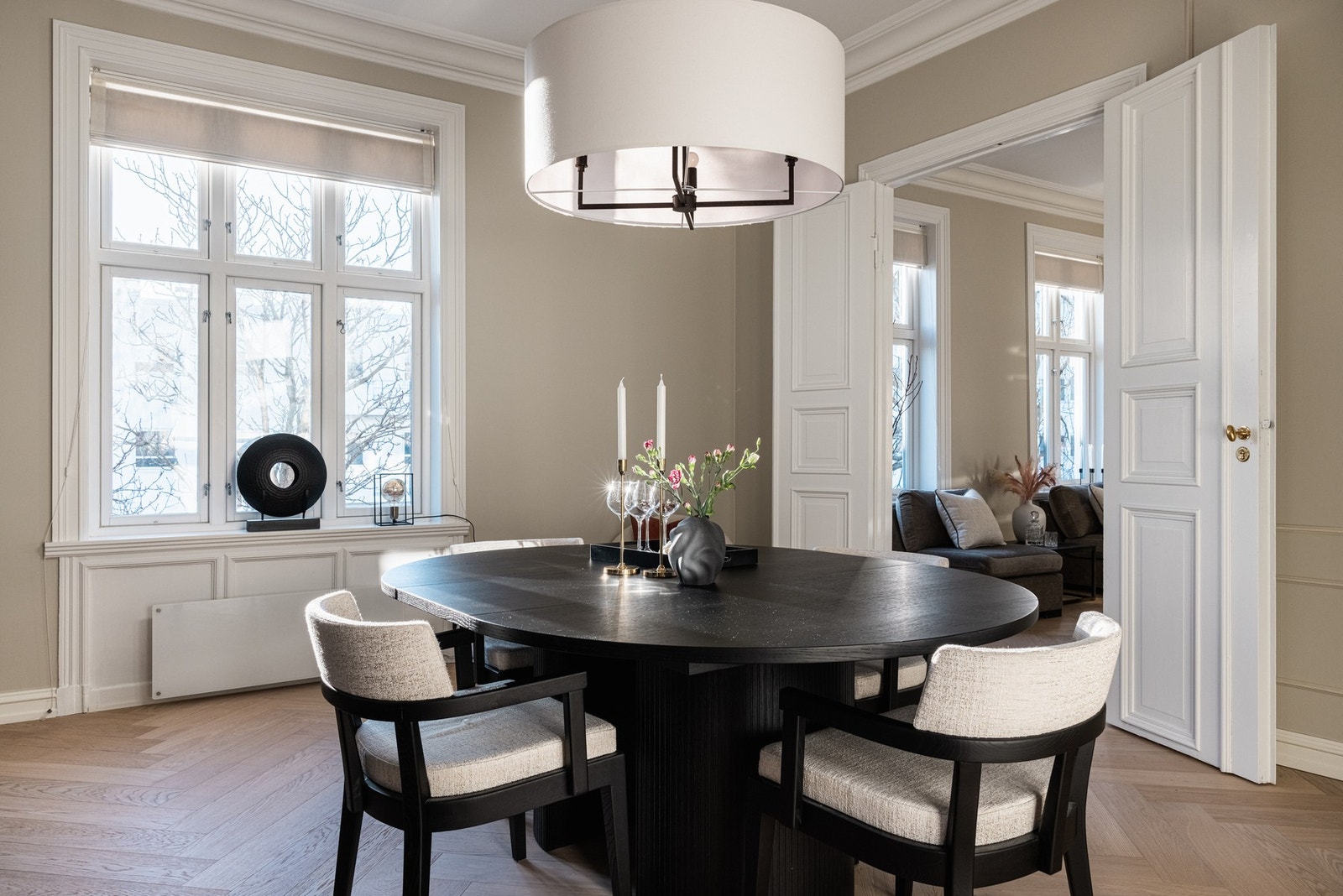 Fantastiske lys- og utsiksforhold. Plass til stor spisestue - perfekt for middagsgjester og sosialt samvær. Galleribilde