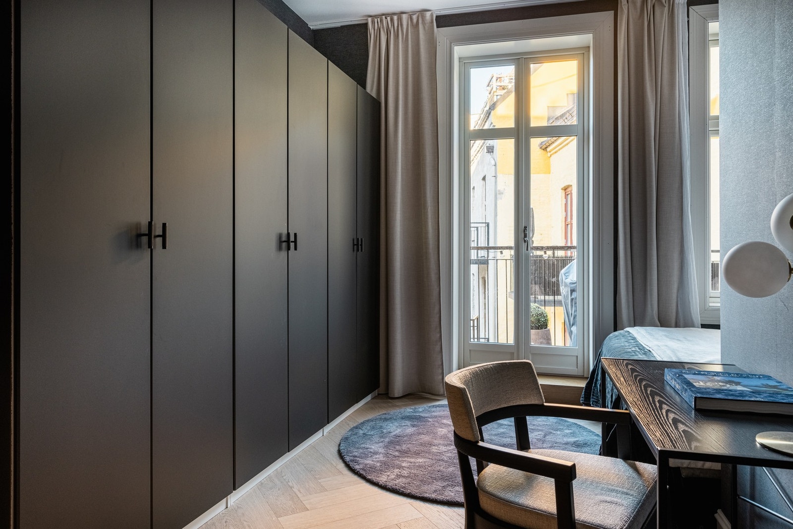 En-suite soverom. Rikelig med garderobeplass, samt velegnet plass til hjemmekontor. Skjult, klargjort rørføring i vegg til kjøkken om ønskelig (gitt ønske om utleiedel med adkomst fra baktrapp). Galleribilde