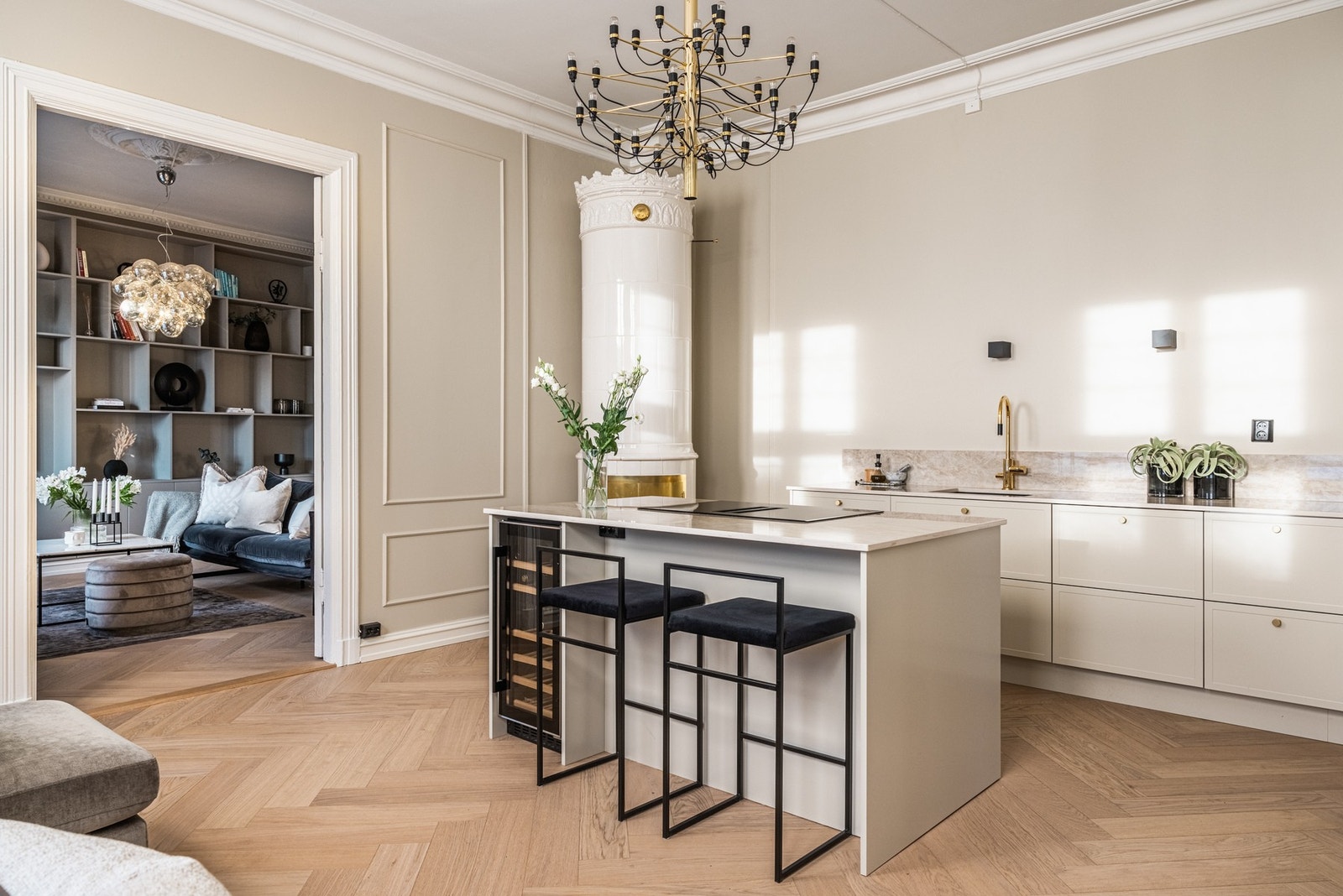 Komplett nytt skjult elektrisk anlegg. Det er lagt opp strøm samt stikkontakt i kjøkkenøy. Galleribilde