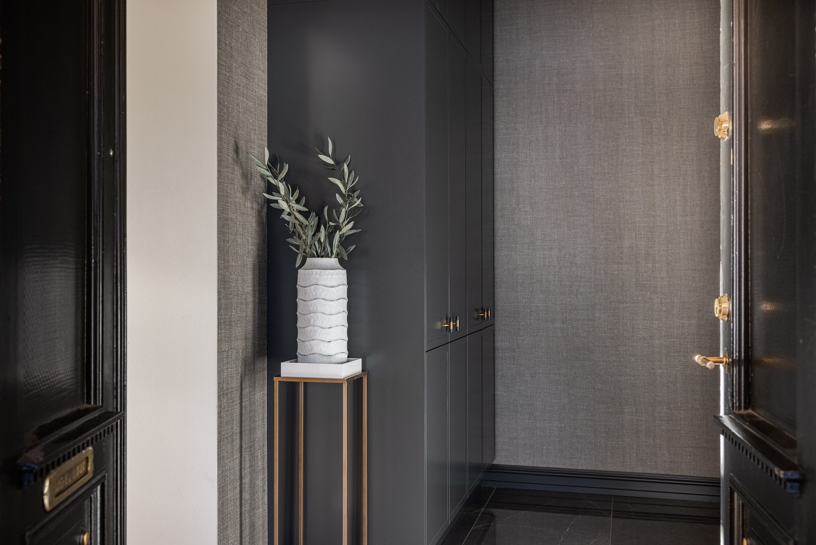 Eksklusiv tapet i entré. Galleribilde