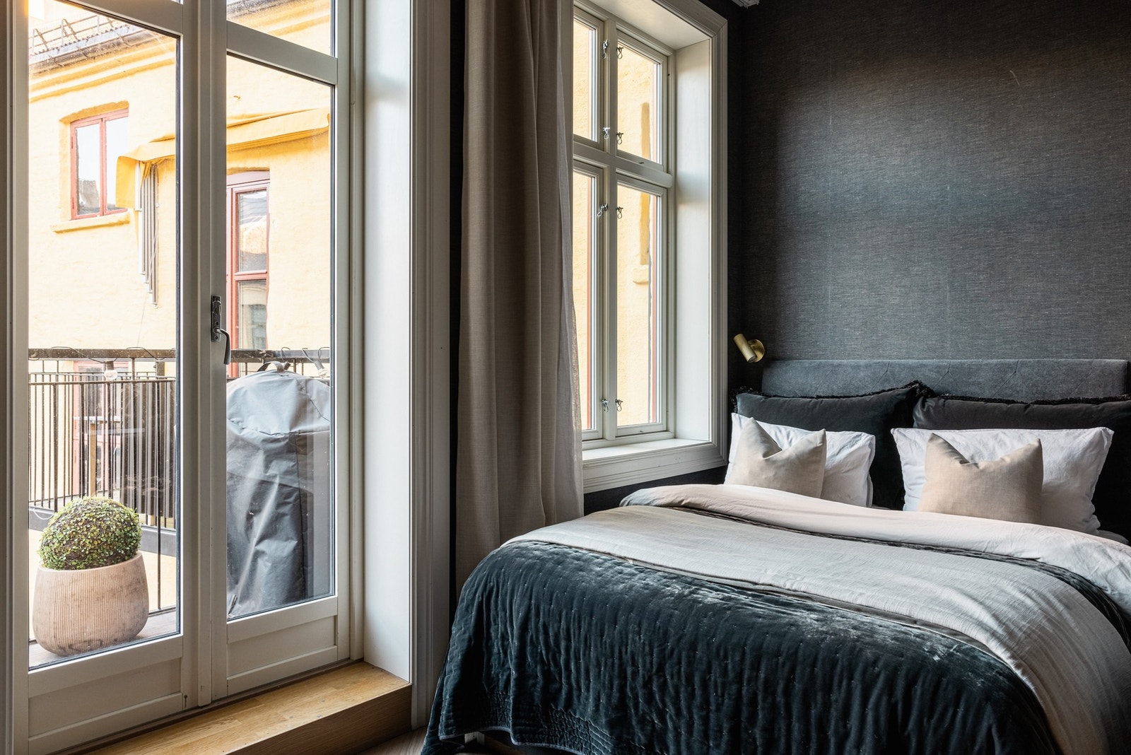 Utgang fra soverom til balkong. Eksklusiv tapet på vegg. Galleribilde