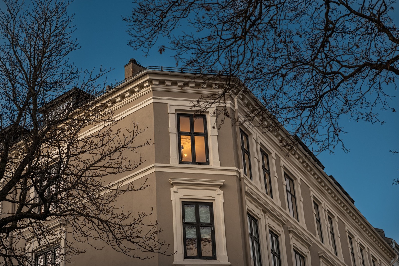 Gården ligger på hjørnet Gabels gate/Vestheimgata - skjermet og fredelig, men med gangavstand til alt du trenger i hverdagen. Sameiet disponerer 3 parkeringsplasser. Galleribilde