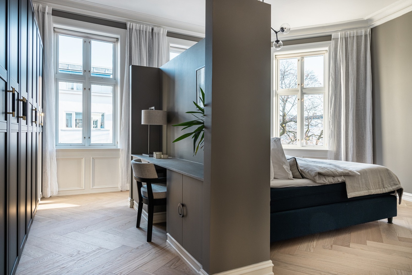 Tilpasset sengegavl med strømuttak, stikkontakt og plassbygget hjemmekontor. Håndtak fra Lovehandles. Galleribilde