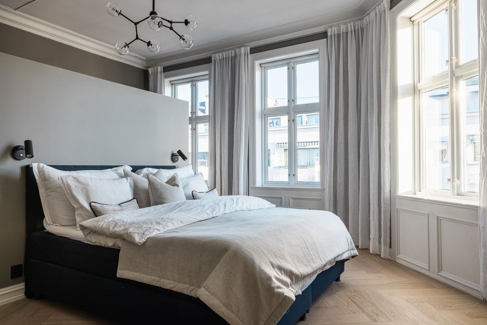 Soverommet vender mot øst - Naturlig wake-up-light. Soverommet kan med relativt enkle grep omgjøres til to soverom. Galleribilde