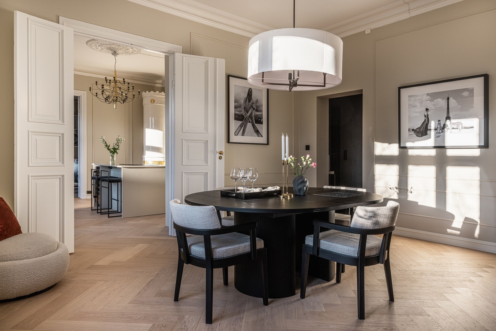 Spisestue i direkte tilknytning til kjøkkenet. Restaurerte, doble fløydører, stukkatur og rosetr. Det ble i 2022 lagt parkettgulv i fiskebensmønster i hele leiligheten. Galleribilde