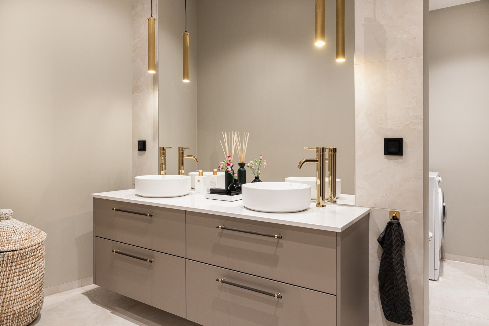 Totalrenovert spabad fra 2022. Lekre messingdetaljer og håndtak fra Lovehandles på Frogner. Galleribilde