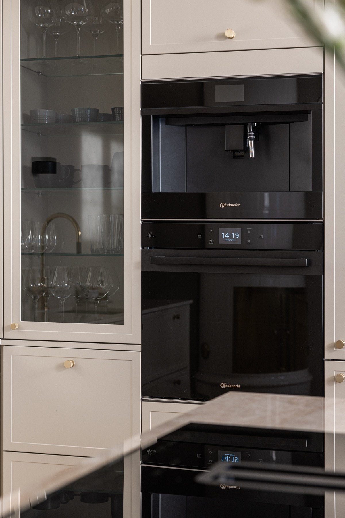 Integrert kaffemaskin og stekeovn fra Bauknecht med pyrolyse, integrert steketermometer og smart-funksjoner som kan styres via app. Galleribilde