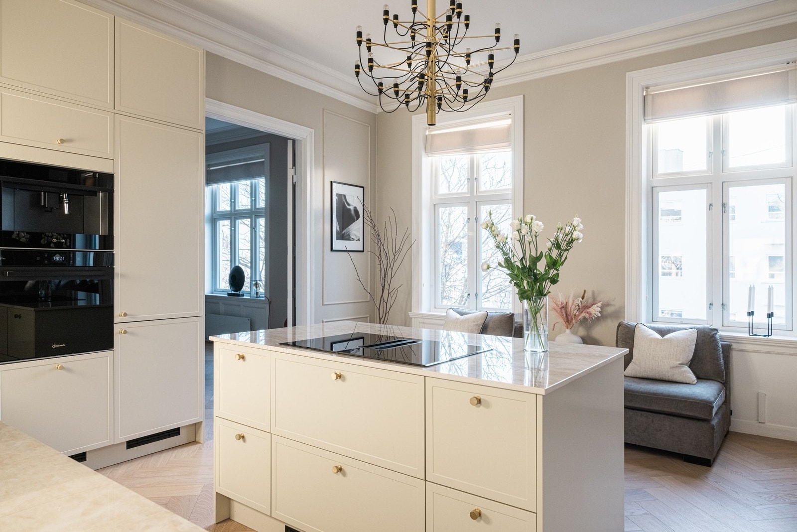 Store, klassiske vindusflater, stukkatur og rosett gir kjøkkenet en svært god og luftig atmosfære. Rikelig med skap- og arbeidsplass. Galleribilde