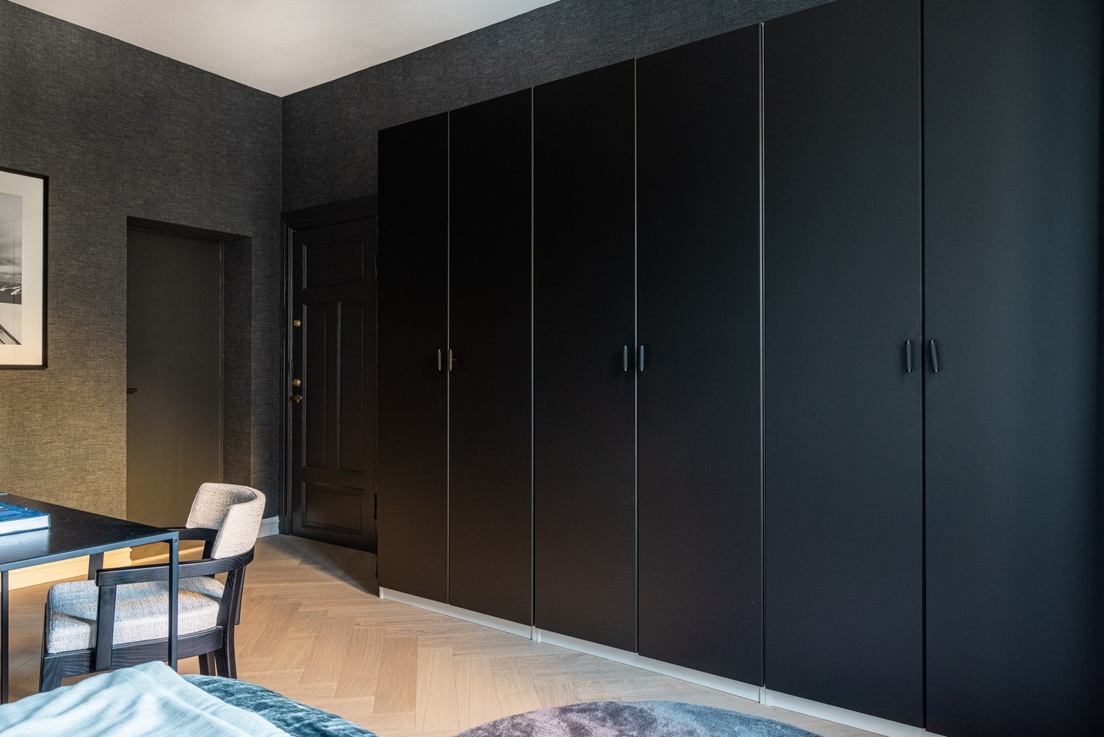 Adkomst til baktrapp hvor seksjonen disponerer to boder på 1,1 m2 og 3,3 m2. Før øvrig to boder i kjeller på henholdsvis 7,4 m2 og 6,5 m2. Galleribilde