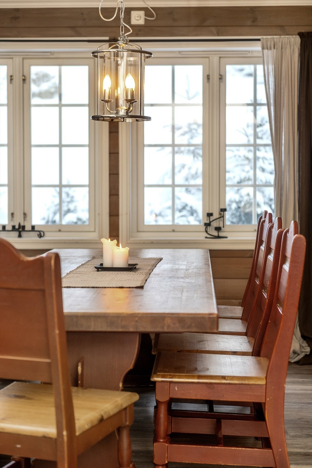 Spisestuen har god plass til et langbord for hyggelige måltider med familie og venner. Galleribilde