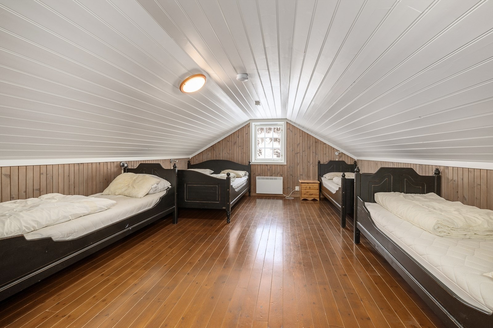 Et meget romslig soverom med god plass til flere sengeplasser, ideelt for gjester. Galleribilde
