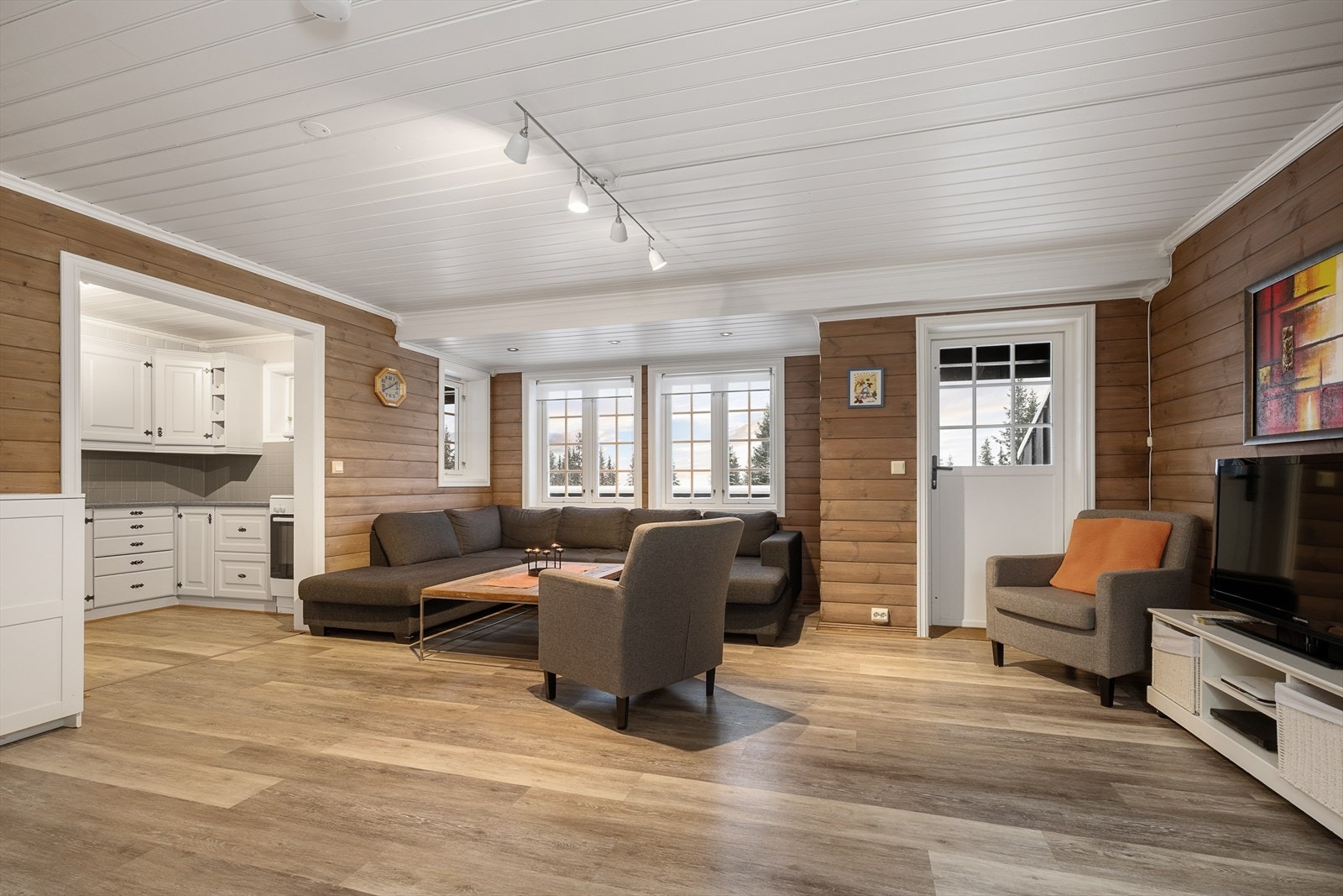 Fra stuen er det en delvis åpen løsning inn mot kjøkkenet. Galleribilde