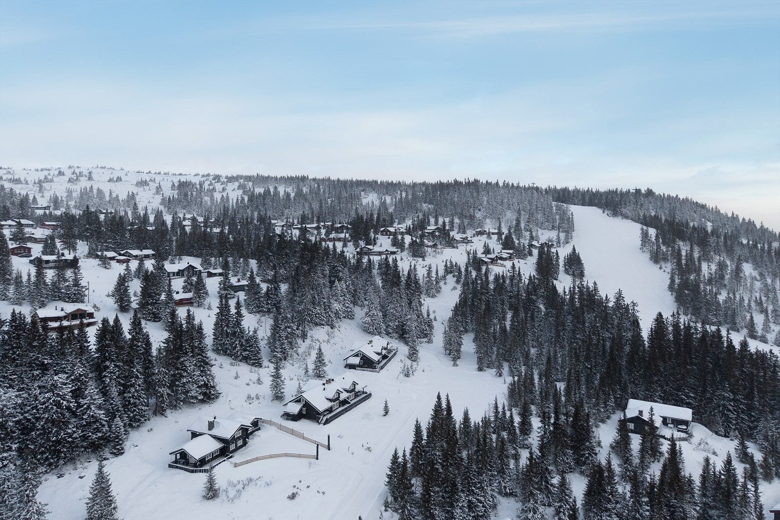 Beliggenheten gir umiddelbar nærhet til alpinanlegg og skiløyper. Galleribilde