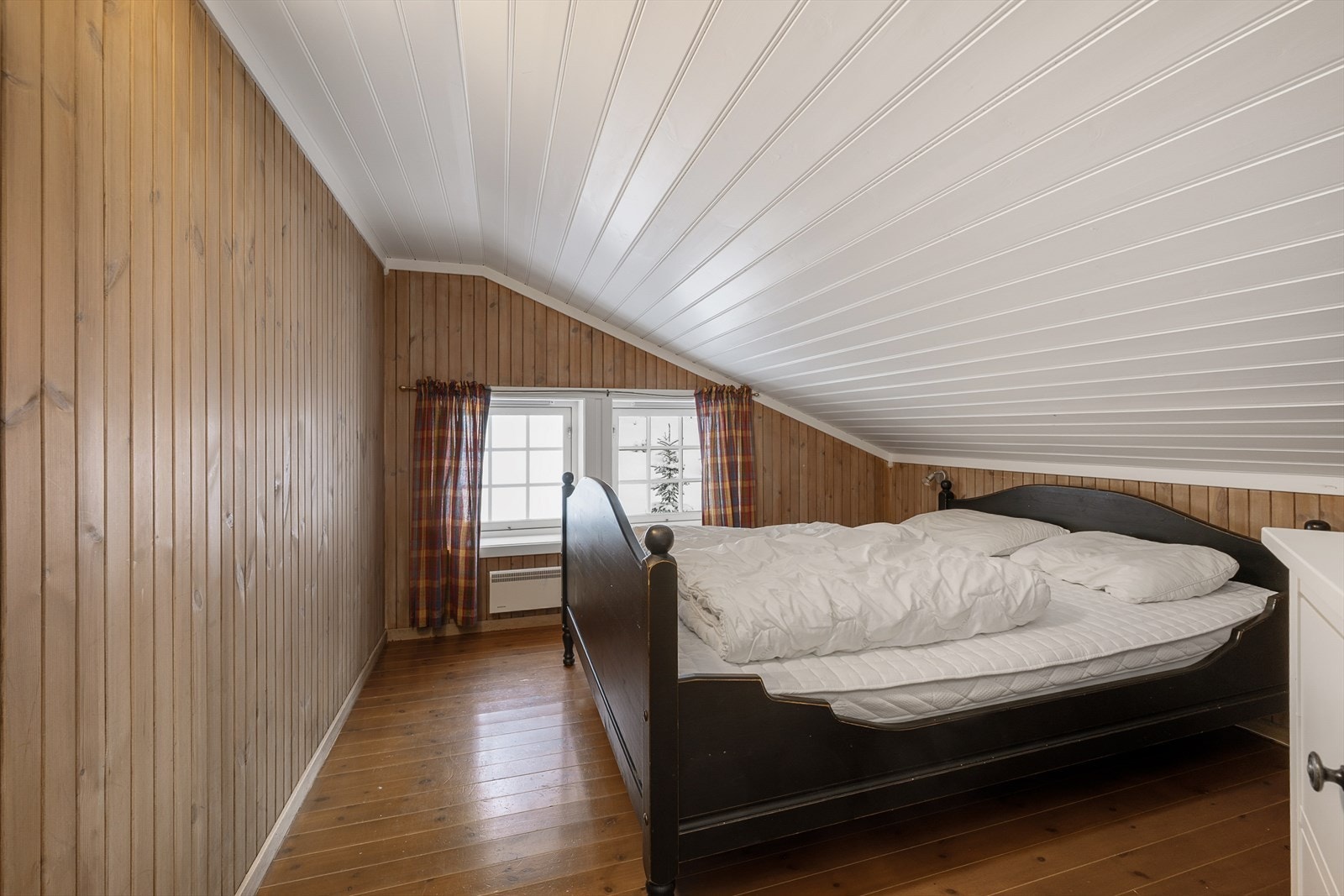 Det ene soverommet i andre etasje har plass til dobbeltseng. Galleribilde