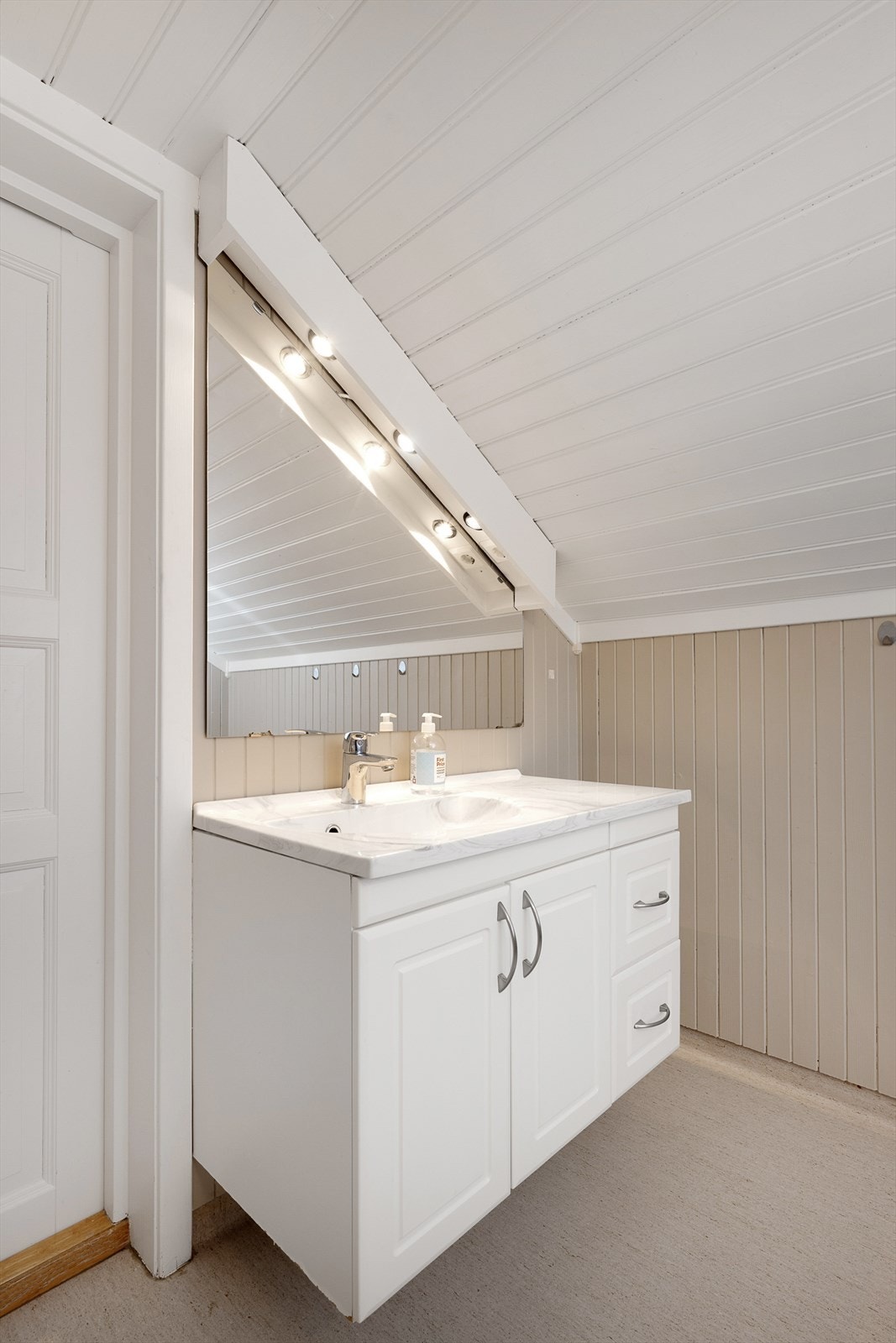 Baderomsinnredning med heldekkende servant og god oppbevaringsplass. Galleribilde