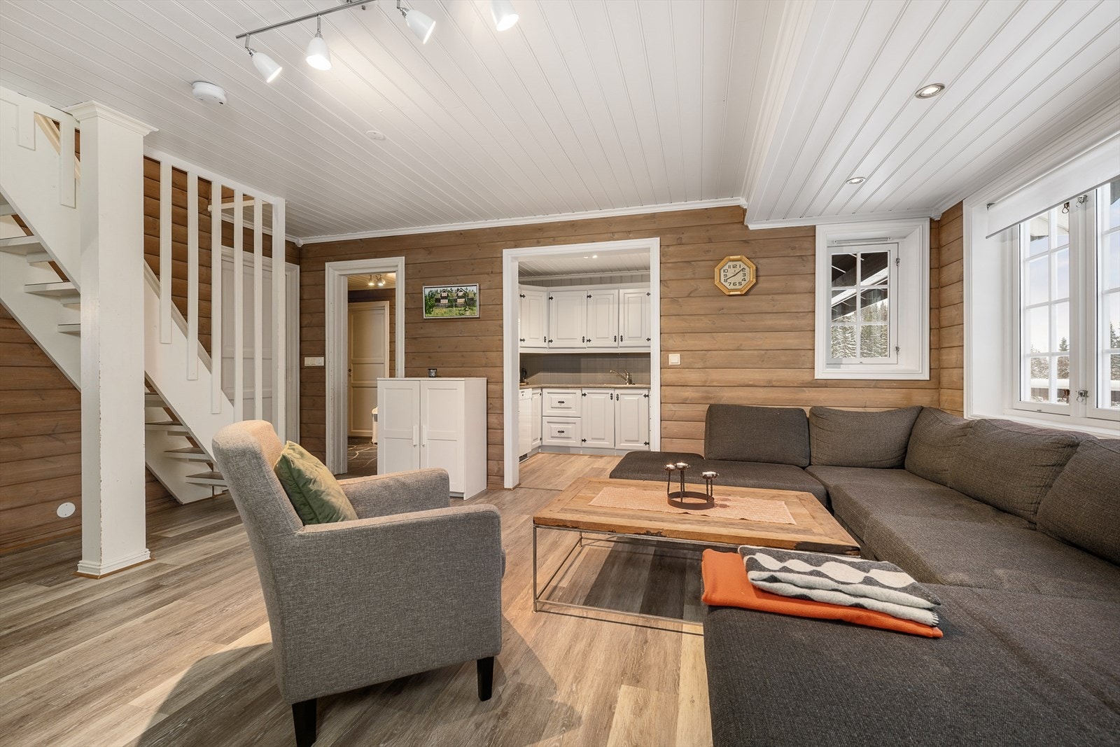 Gjennomgående materialvalg med trepanel på vegger og lyse himlinger. Galleribilde