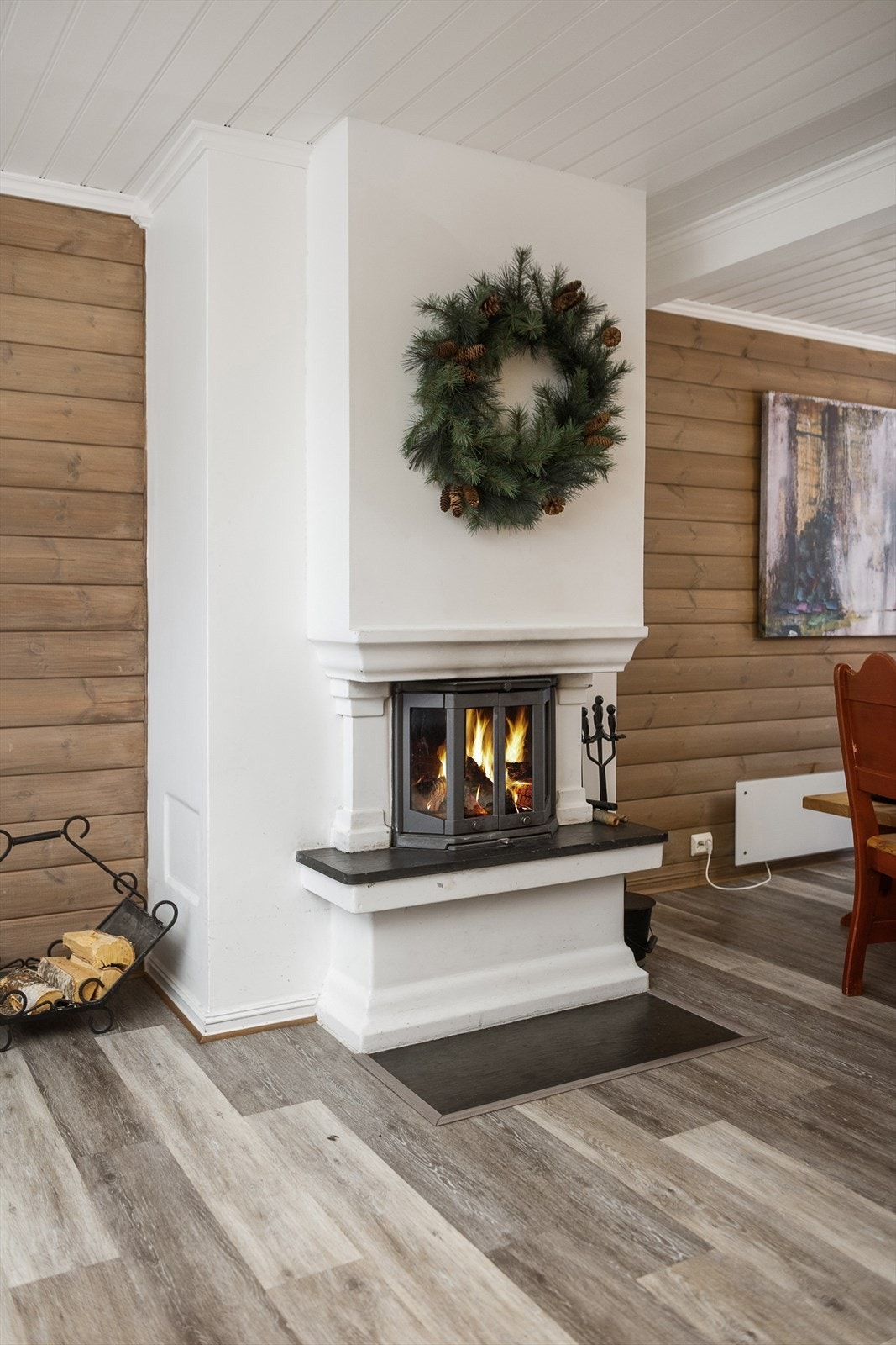 Peisen er plassert sentralt mellom stue og spisestue. Galleribilde