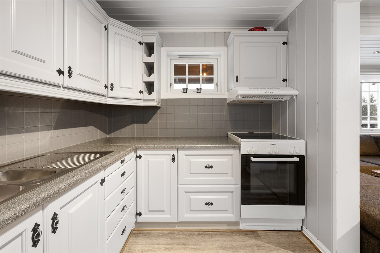 Innredningen har profilerte fronter og er utstyrt med frittstående hvitevarer. Galleribilde