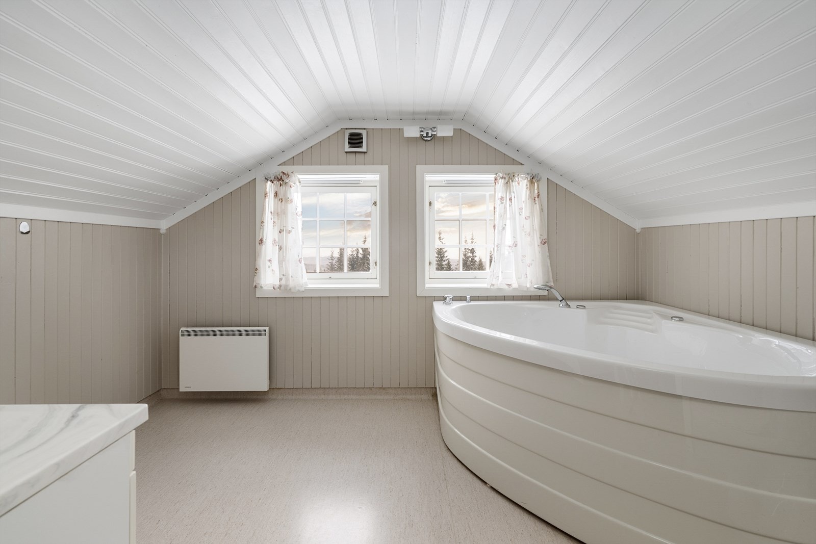 Lyst og innbydende bad i andre etasje finner du et stort badekar. Galleribilde