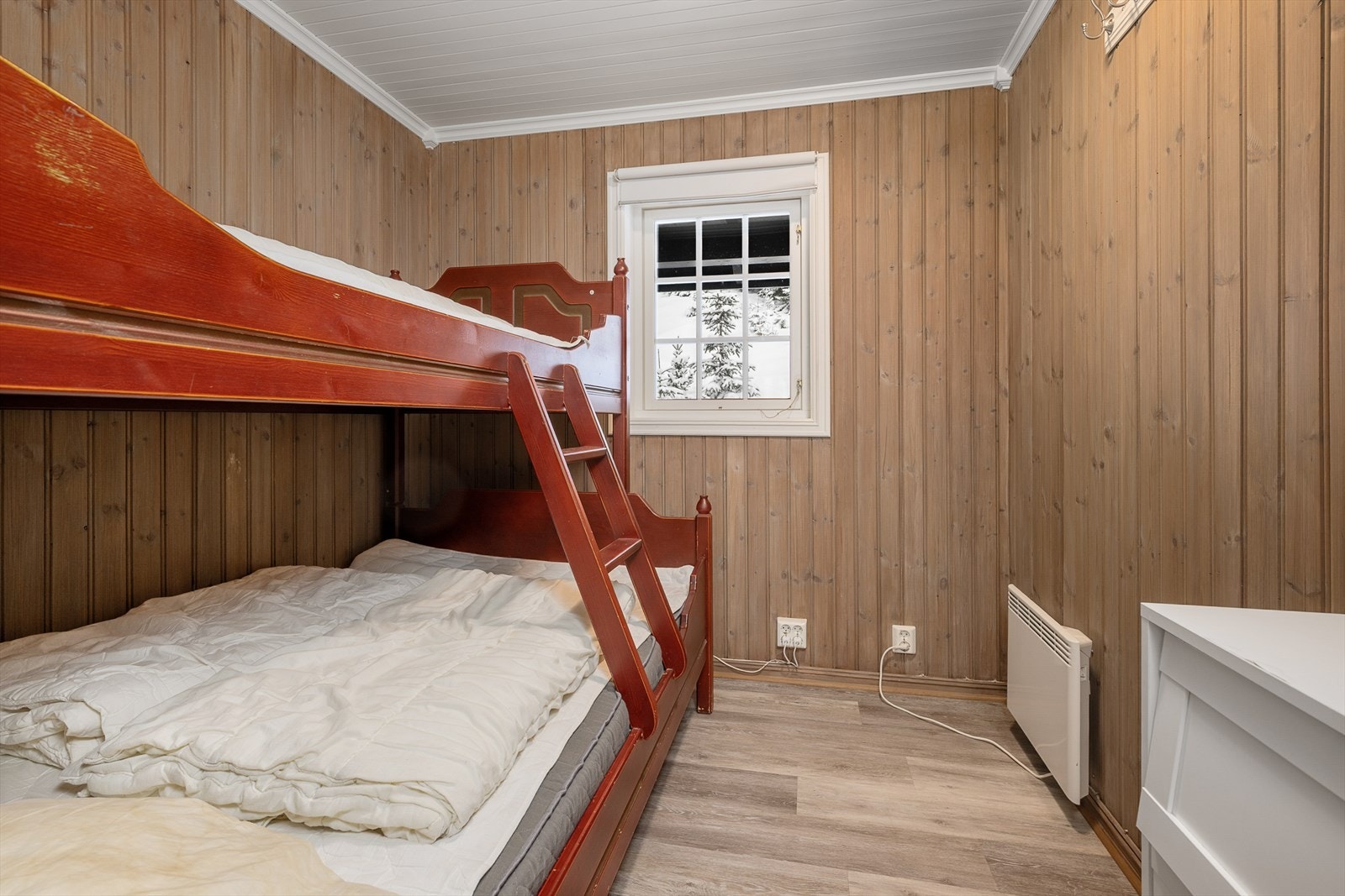 Soverommet i første etasje er innredet med en praktisk familiekøye. Galleribilde