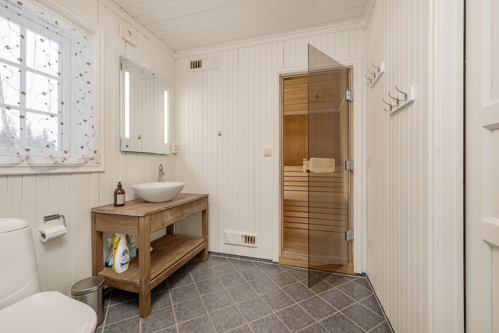 Fra badet er det direkte inngang til en egen badstue. Galleribilde