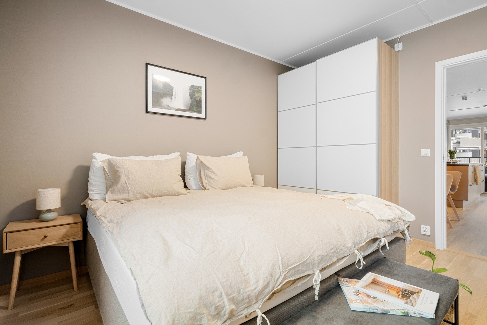 Det er montert en garderobeløsning for gode oppbevaringsmuligheter. Galleribilde