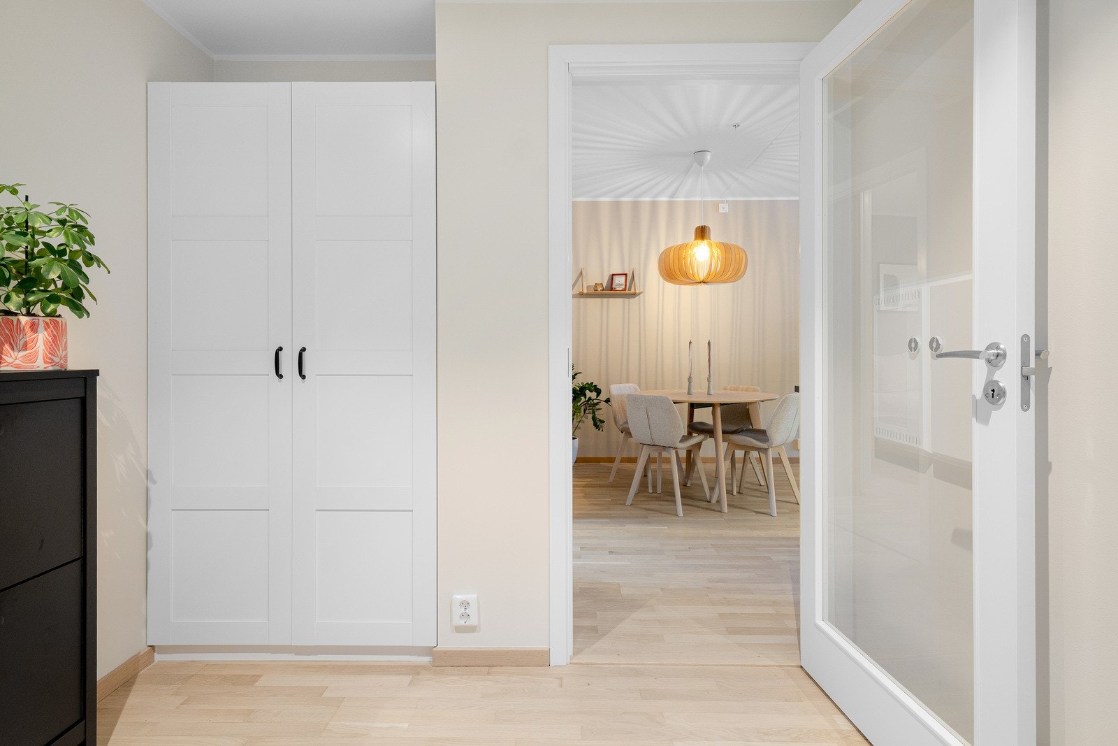 Det er godt med oppbevaringsmuligheter og plass til barnevogn i entréen. Galleribilde