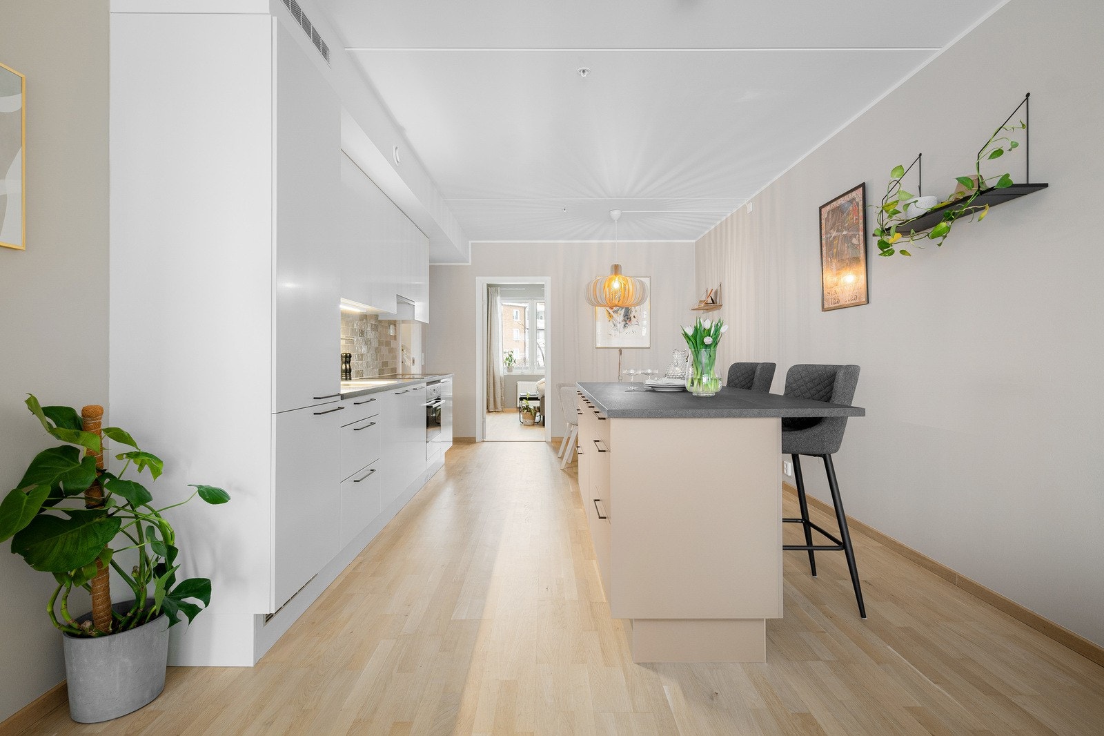 Leiligheten byr på en romslig stue/kjøkkenløsning med pene overflater og gode fargevalg. Galleribilde