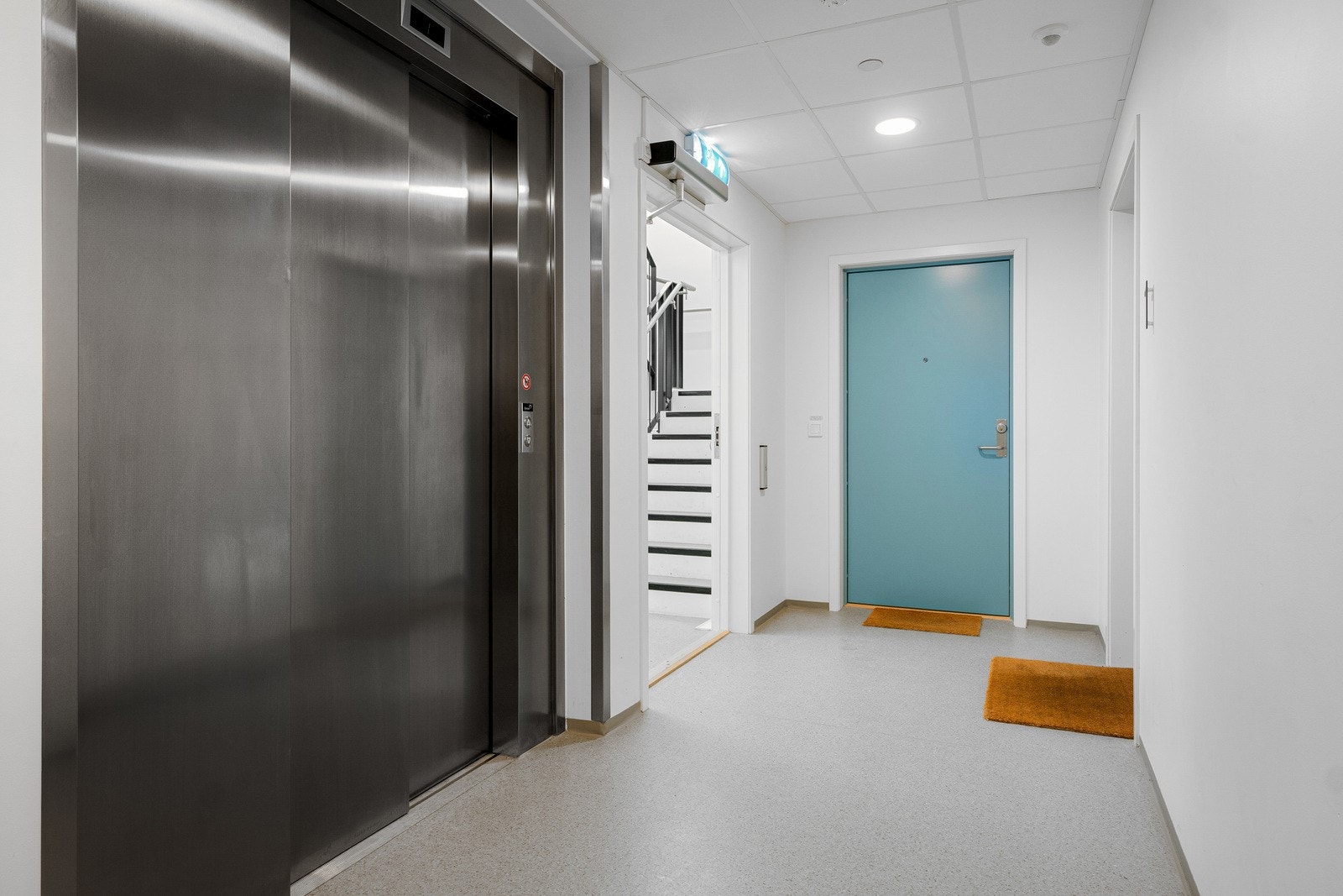 Med heis tar du deg enkelt opp til byggets 2.etasje og ned til boligens garasjeplan og bod. Galleribilde