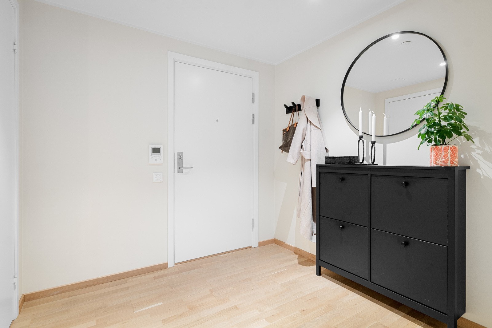 Her er du ønsket velkommen inn til en lys og praktisk entré, som du enkelt kan henge fra deg sko og yttertøy Galleribilde