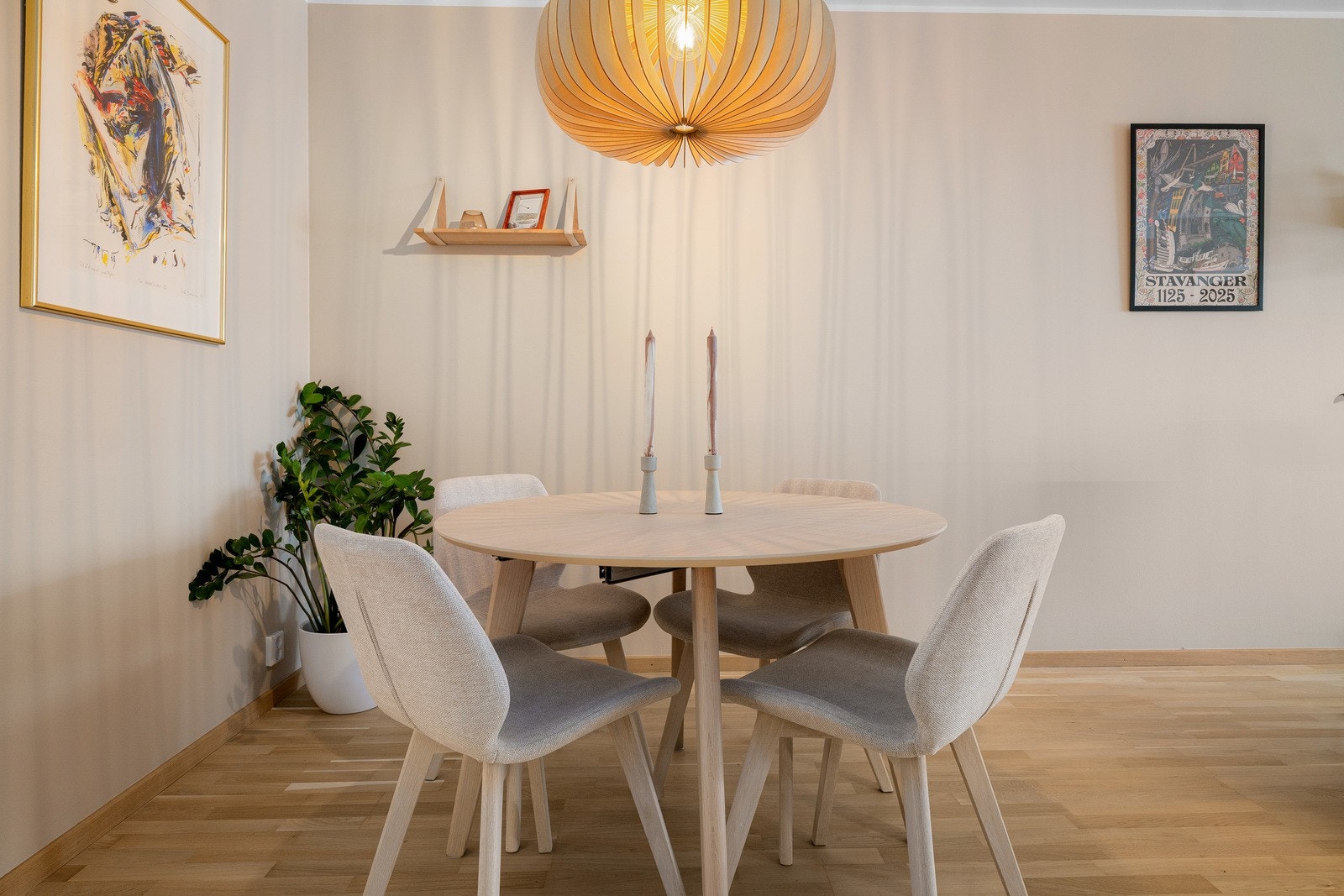 Boligen er oppgradert med malte flater og slipt gulv i 2024. Galleribilde