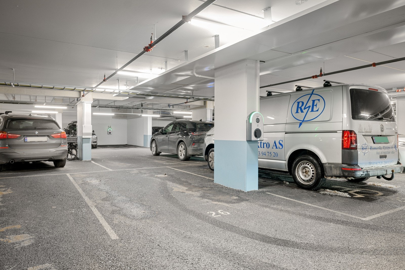 Boligen har en egen garasjeplass (nr. 26) med montert el-billader. Galleribilde