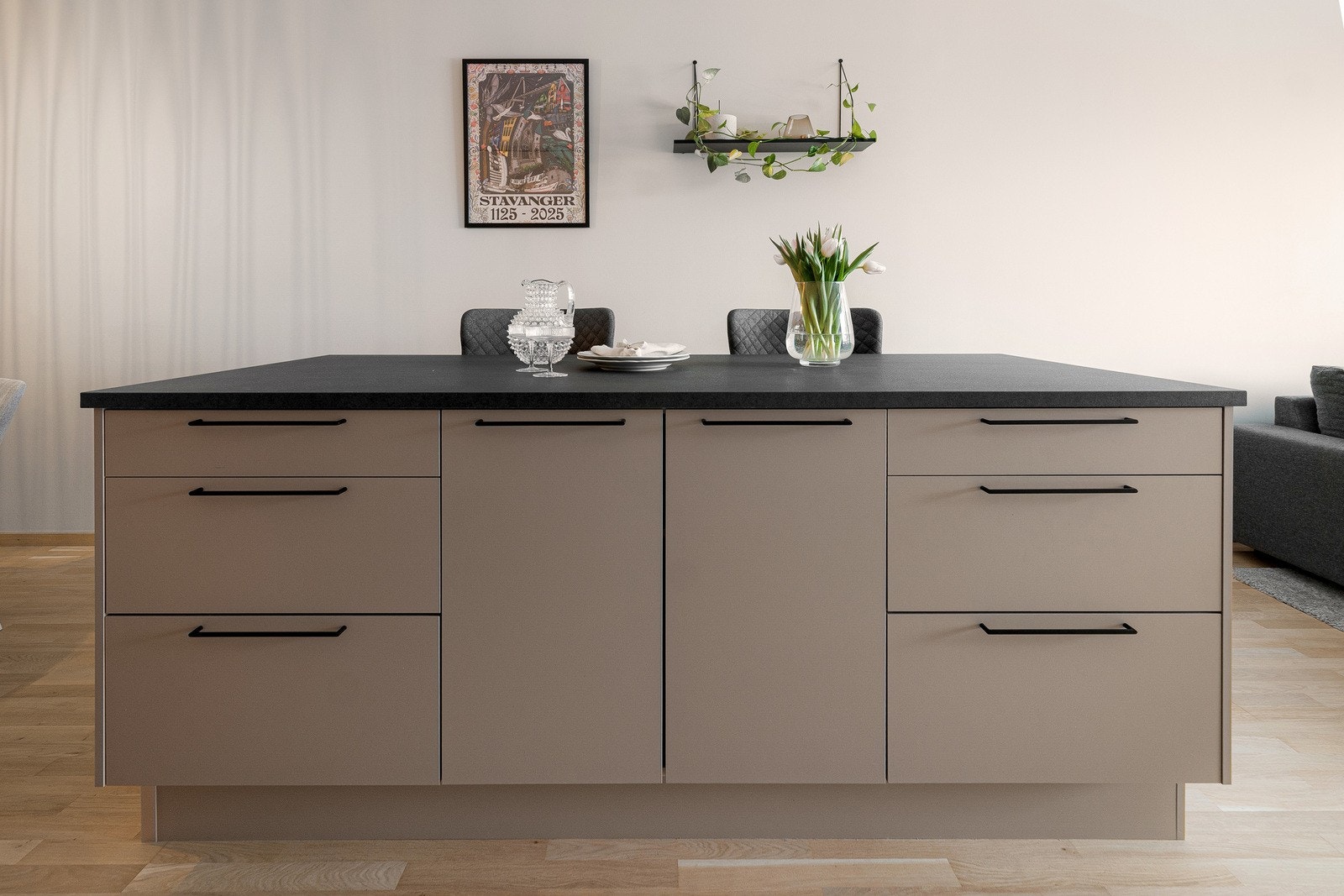 Kjøkkenøyen er fra HTH og gir rikelig med skap- og benkeplass. Galleribilde