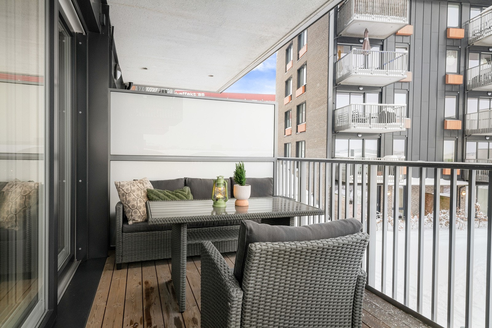 Romslig balkong med god plass til sittegruppe og grill. Galleribilde